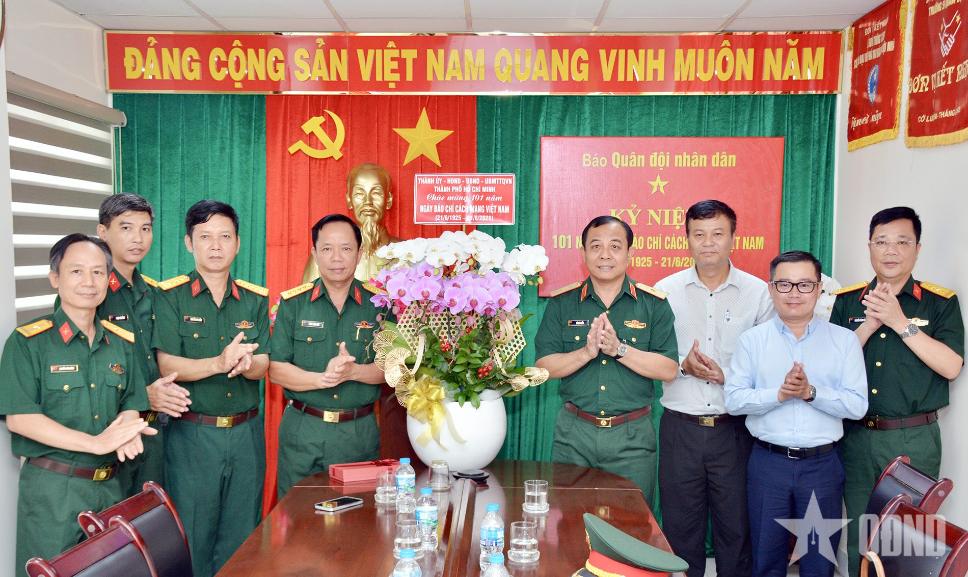 Lãnh đạo TP Hồ Chí Minh thăm, chúc mừng Ban đại diện Báo Quân đội nhân dân 
